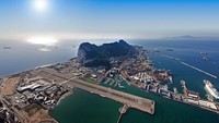 Gibraltar International Airport. Saat pesawat mendarat atau lepas landas, mobil atau kendaraan lainnya tak boleh melintas. (Dok CNN).