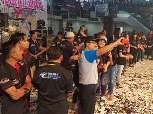 Gus Ipul Naik Panggung Dangdut Koplo New Palapa di Surabaya