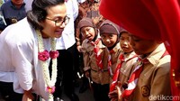 Dalam kesempatan tersebut Sri Mulyani juga berdialog dan foto bersama dengan beberapa anak sekolah dan yang ada di desa tersebut.