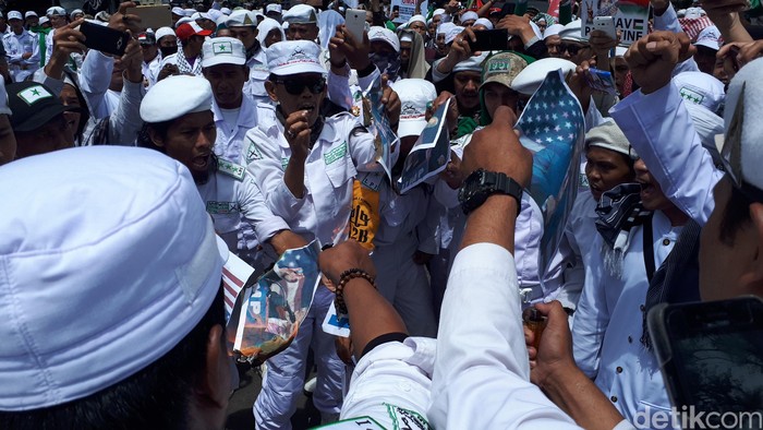 Massa FPI dan API Gelar Aksi Bela Palestina di Bandung