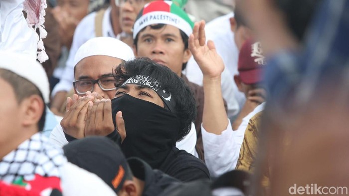 Ustad Zein memimpin doa ribuan massa umat muslim yang melakukan aksi bela Palestina di Monas berdoa, Minggu (17/12/2017). Para massa aksi terlihat sangat khusuk saat berdoa untuk bangsa Palestina. Grandyos Zafna/detikcom