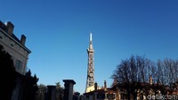 Inilah Metallic tower of Fourviere, kembarannya Menara Eiffel di Kota Lyon, Prancis. detikTravel belum lama ini berkunjung ke sana atas undangan Atout France (Afif Farhan/detikTravel)