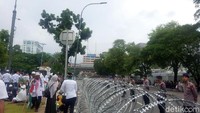 Massa aksi dan Kedubes AS dibatasi kawat berduri (Foto: Zunita Amalia Putri/detikcom)