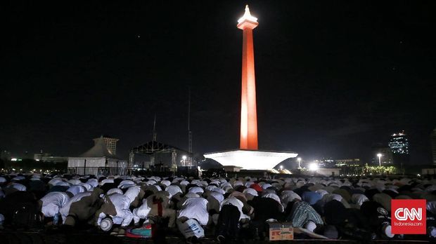 Tarawih Akbar, Euforia 212 dan 'Pukulan' untuk Anies-Sandi