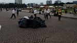 Massa Bela Palestina Bersih-bersih Mandiri di Kawasan Monas