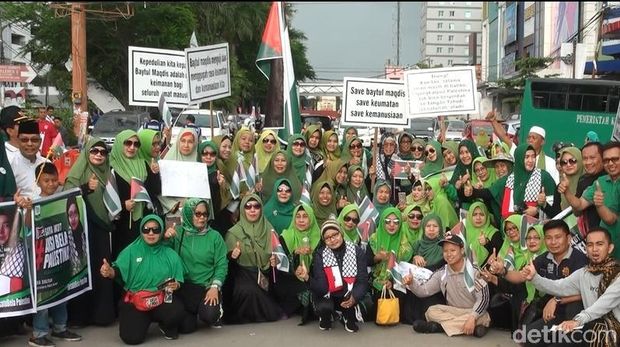 Massa Bagi-bagi Bendera Palestina di Car Free Day Makassar