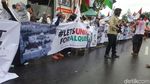 Foto: Doa di Tengah Gerimis Massa Aksi Bela Palestina