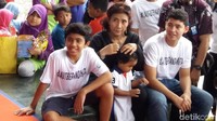 Sesampainya di KKP, Susi lantas menghadiri kegiatan yang diadakan oleh para peserta lomba melukis/berwanai dengan tema Cinta Laut.