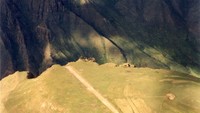 Matekane Air Strip, Lesotho. Landasan bandara ini tak bisa diperpanjang. Ujung landasan adalah jurang sedalam 600 meter. (Dok CNN).