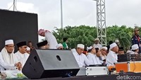 Melihat kondisi itu, Wakil Ketua Komisi Hubungan Luar Negeri MUI Zaitun Rasmin lantas maju ke depan. Dia menenangkan massa. (Foto: Kanavino Ahmad Rizqo/detikcom)