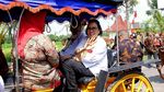 Intip Sri Mulyani Naik Delman Hingga Nyempil di Kerumunan Anak SD