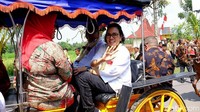 Menteri Keuangan Sri Mulyani Indrawati dan Menteri Desa dan Pembangunan Desa Tertinggal Eko Sandjojo menghadiri acara Diseminasi Dana Desa di Gedung Olah Raga Gemilang, Kabupaten Magelang. Saya titip anggaran itu bukan untuk kepala desa, tapi untuk rakyat di desa. Mudah-mudahan tahun depan kita ketemu lagi dan saya mendapat laporan jumlah orang miskin di desa semakin berkurang dan jumlah pekerjaan yang diciptakan di desa akan makin banyak, ungkap Sri Mulyani.