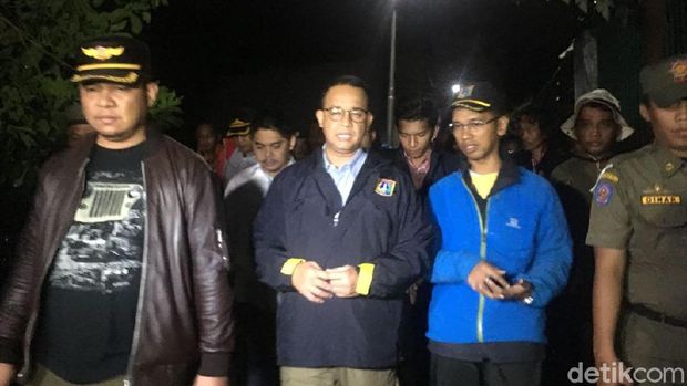 Cek Tanggul Jebol di Jati Padang, Anies Disambut Pasukan Oranye