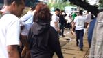 Saat Susi Ngantor Jalan Kaki Tembus Massa Aksi Bela Palestina