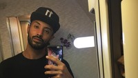 Pangeran Faisal terkenal sebagai pangeran yang fashionable. Gayanya yang nyentrik, membuat siapapun tidak menyangka dia adalah salah satu pangeran Arab (yolofahad/Instagram)