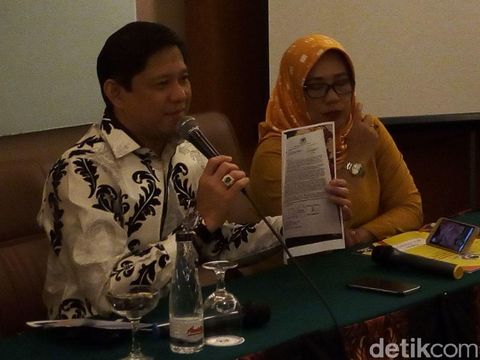 Ketua Bappilu Golkar Jawa Barat Iswara menunjukkan surat pencabutan dukungan itu.