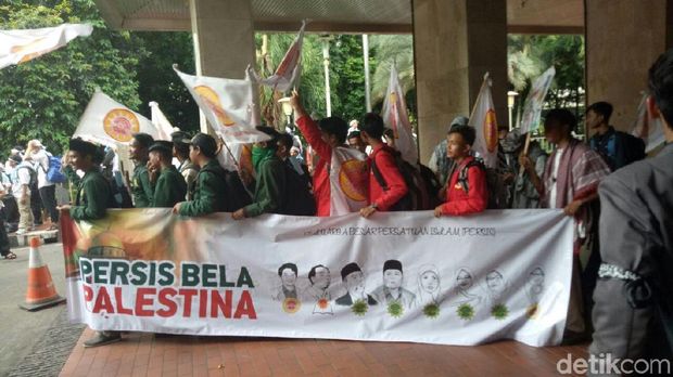Massa Persis bersiap berangkat ke Monas untuk Aksi Bela Palestina