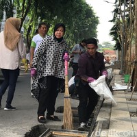 Urutan keempat masih ditempati oleh figur pemerintahan. Tapi kali ini dari jajaran pemerintah daerah. Dialah Wali Kota Surabaya Tri Rismaharini dengan skor 7,4 persen. Kinerjanya sebagai pemimpin kota sempat mendapat pengakuan dunia internasional lewat penghargaan walikota terbaik ketiga di dunia 2015 silam. (Foto: Ist.)