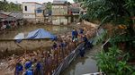 Berpacu Rampungkan Tanggul Jati Padang yang Berulang Kali Jebol