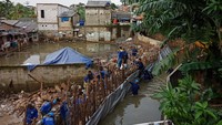 Pantauan detikcom, Minggu (17/12/2017), para petugas yang mengenakan baju biru itu bergantian mengangkut batu. Batu itu lalu dipasang dan diberikan semen. 