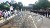 Peserta aksi duduk-duduk di pembatas jalan (Foto: Zunita Amalia Putri/detikcom)
