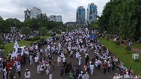 Massa yang bergerak datang ke kawasan Monas