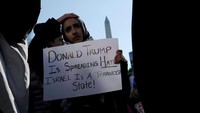 Mereka membawa spanduk yang berisi kecaman terhadap Presiden AS Donald Trump yang mengakui Yerusalem sebagai Ibu Kota Israel (Foto: Dok. REUTERS/James Lawler Duggan)