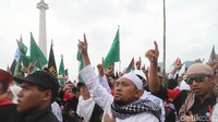  Para peserta aksi berdoa dalam aksi bela Palestina di kompleks Monumen Nasional (Monas) Minggu (17/12/2017). Mereka berdoa untuk kedaulatan Palestina.