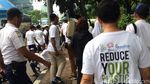 Saat Susi Ngantor Jalan Kaki Tembus Massa Aksi Bela Palestina