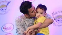 Tugas menjaga anak juga kerap dibantu Raffi. Foto: Palevi