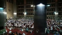Massa aksi sudah tiba di Masjid Istiqlal sebelum subuh. Mereka menunaikan salat sunat. Lalu melakukan salat subuh berjamaah/Foto: Gibran Maulana Ibrahim