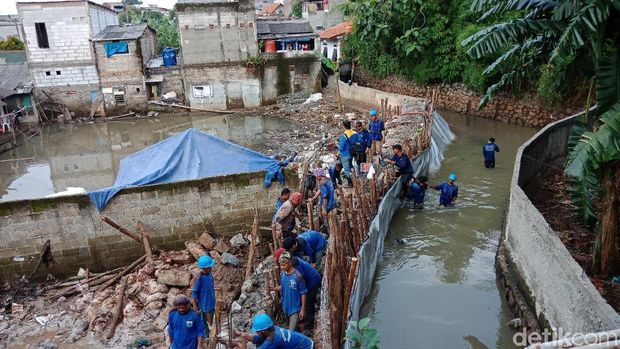 Petugas Sudin SDA Masih Berjibaku Perbaiki Tanggul Jebol Jatipadang
