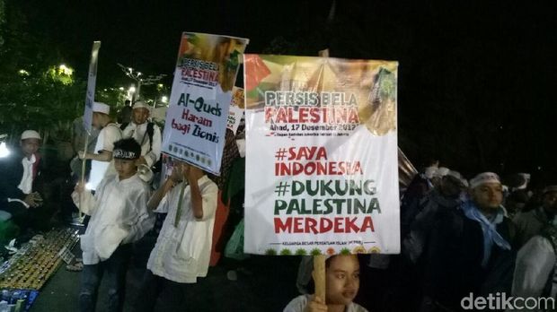 Jemaah aksi bela Palestina membawa atribut dukungan