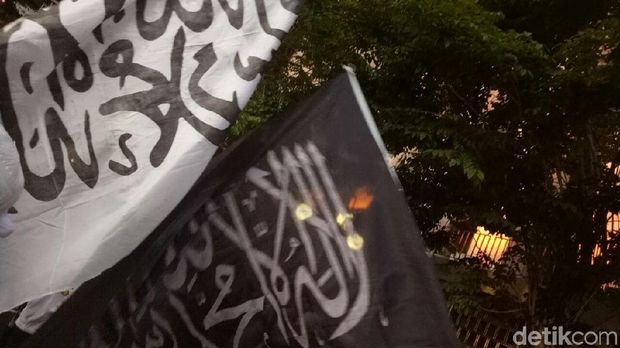 Bendera Ar-Rayah berkibar di tengah massa Aksi Bela Palestina