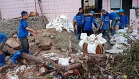 Total ketinggian tanggul yang sedang diperbaiki ini sekitar 3 meter. Sedangkan jumlah personel yang dikerahkan mencapai 80 orang. 