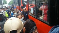 Polisi menggerebek pabrik Sabu di Diskotek MG, Tubagus Angke, Jakarta Barat. 40 Pengunjung wanita ikut terjaring dalam tes narkoba, termasuk DJ Mita.  