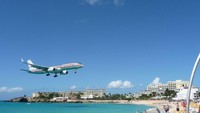  Princess Juliana International Airport, St. Maarten, Karibia. Siapa yang tak dag dig dug mendarat di bandara ini. Jaraknya sangat dekat dengan bibir pantai. (Dok CNN).