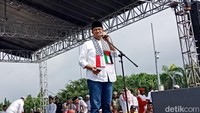 Anies juga memberi orasi di kesempatan yang sama (Foto: Kanavino Ahmad Rizqo/detikcom)