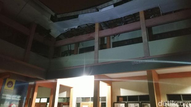 Atap bangunan SMKN 3 jebol