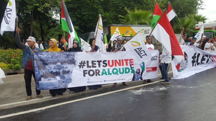 Monas Gerimis, Massa Aksi Bela Palestina Tetap Bertahan