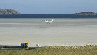 Barra International Airport, Skotlandia. Ini adalah satu-satunya bandara yang landasannya adalah pasir pantai. Pergerakan pesawat harus menunggu gelombang air surut. (Dok CNN).