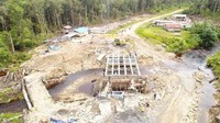 Sebagian ruas sudah diaspal, sebagian lagi masih berupa tanah merah dan bebatuan