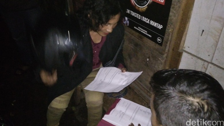 Polisi Tangkap Nenek Penjual Miras Online di Garut Polisi Tangkap Nenek Penjual Miras Online di Garut