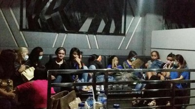 Foto: Para Wanita yang Terjaring Razia Narkoba di Diskotek MG