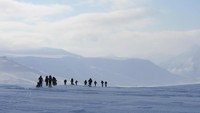 Midnight Sun terjadi terjadi karena kemiringan aksial bumi yang sebesar 23,5 derajat. Saat musim panas, semakin utara suatu tempat, kemiringan itu mengakibatkan siang yang lebih panjang atau matahari tetap berada di horizon pada musim panas di pertengahan tahun (Thinsktock)