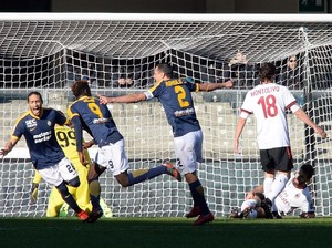 Verona Bungkam Milan 3-0