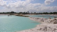 Danau Kaolin Belitung. Danau yang terletak di Pulau Bangka ini memiliki warna biru terang dan daratan berwarna putih. Kabarnya warna biru ini disebabkan bekas tambang kaolin. (Foto: Brigida Emi Lilia/dTraveler)