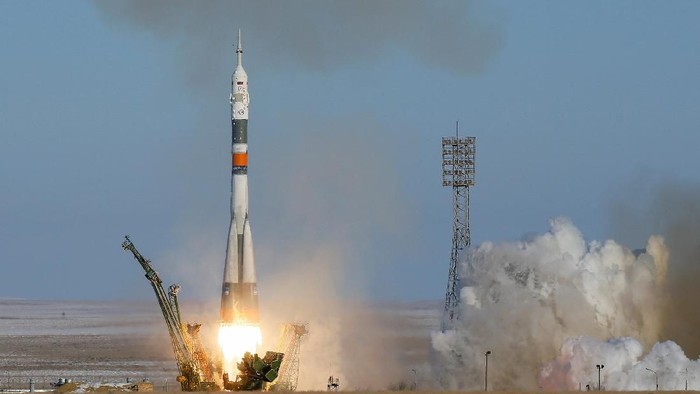 The Soyuz MS-07 spacecraft carrying the crew of  of Norishige Kanai of Japan, Anton Shkaplerov of Russia and Scott Tingle of the U.S. blasts off to the International Space Station (ISS) from the launchpad at the Baikonur Cosmodrome, Kazakhstan December 17, 2017. REUTERS/Shamil Zhumatov