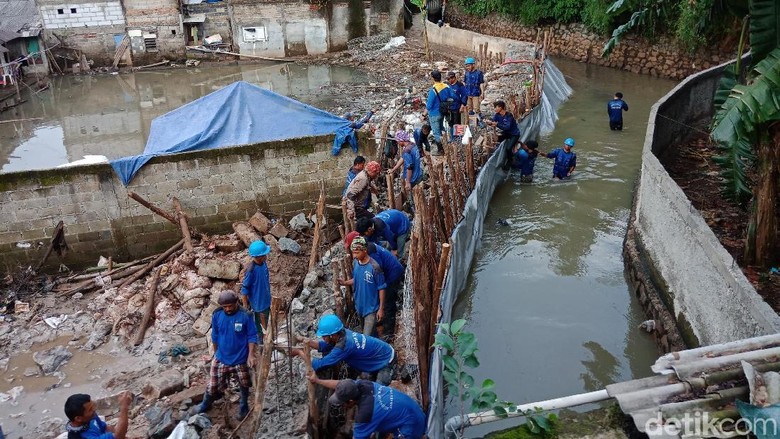 Petugas Sudin SDA Masih Berjibaku Perbaiki Tanggul Jebol Jati Padang Petugas Sudin SDA Masih Berjibaku Perbaiki Tanggul Jebol Jati Padang