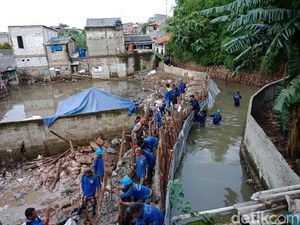 Petugas Sudin SDA Masih Berjibaku Perbaiki Tanggul Jebol Jati Padang